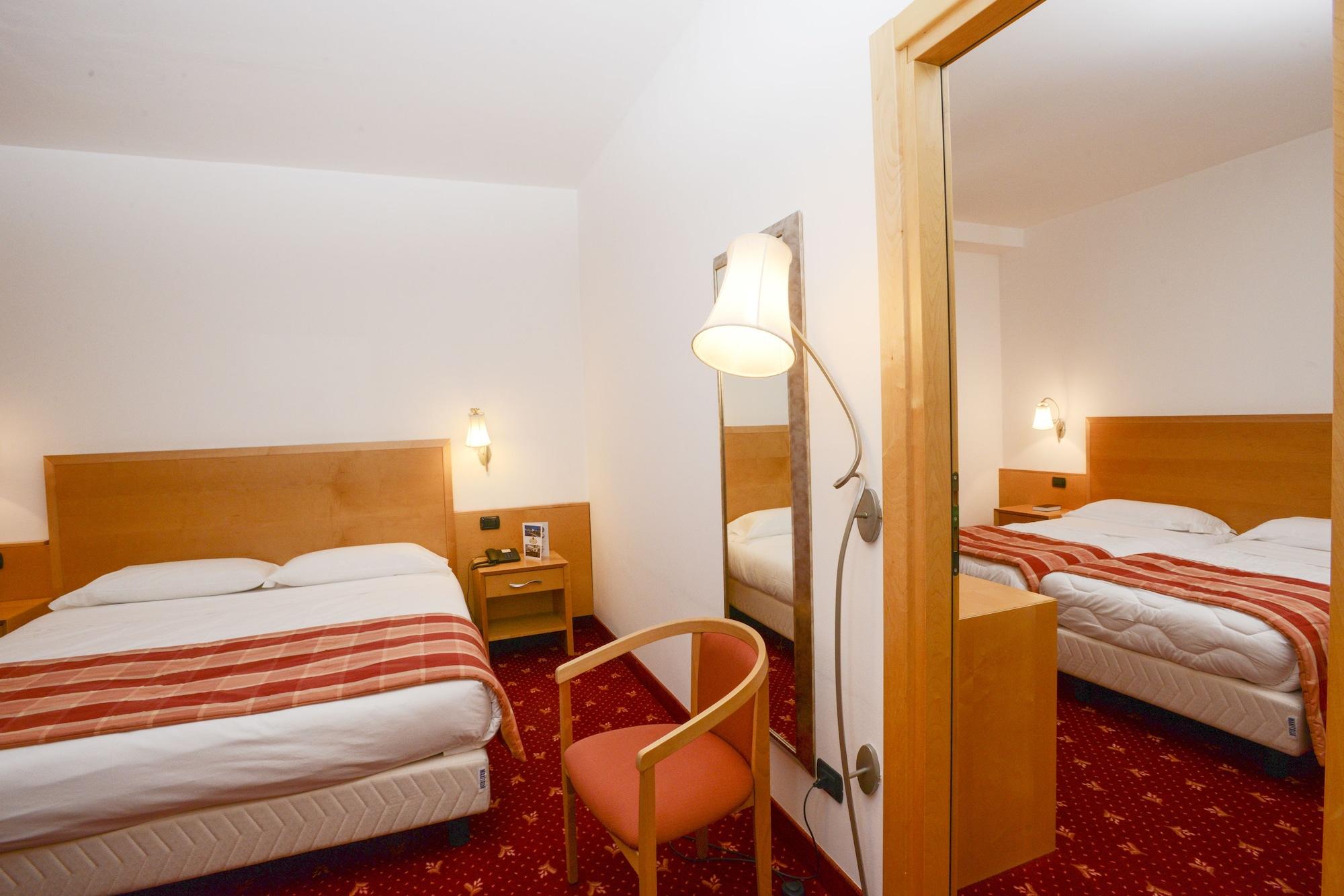SHG Grand Hotel Milano Malpensa Somma Lombardo Exterior foto